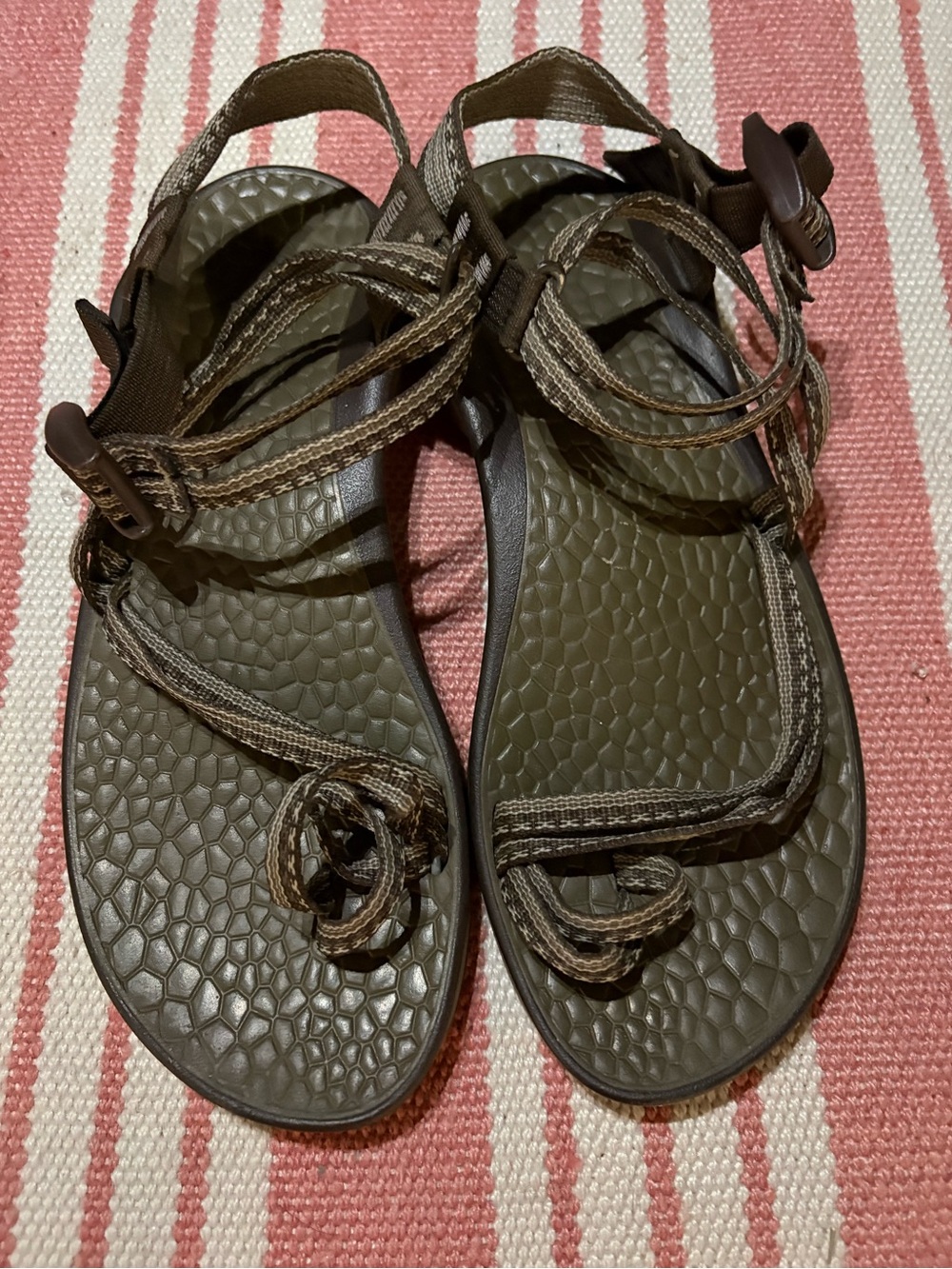 Women’s Chaco dark green/ brown Strappy Sandals - Comfortable Everyday Wear sz 8